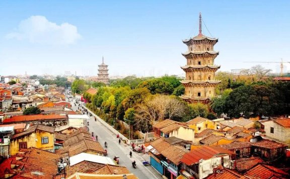 泉州的一个市辖区，GDP438亿元，风景优美且富裕程度高